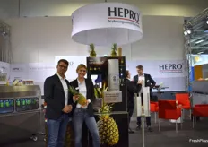 Jens Frommann und Maureen Protte präsentieren mit Stolz die neue Ananas-Schälmaschine der Hepro GmbH. Die ersten Prototypen der Anlage werden seit ca. 6 Monaten bei Edeka-Märkten eingesetzt. Das bisherige Feedback ist überwiegend positiv, denn die vor Ort bzw. am POS geschälte Früchte führen zu einem besonderen Einkaufserlebnis und somit zu erhöhten Abverkäufen. "Mit unseren Spargelschälmaschinen waren wir bereits im LEH präsent und jetzt haben wir auch den ersten Schritt in den Obstbereich geschafft. Wir haben bereits viele Anfragen aus Asien und Afrika", so Maureen Protte.